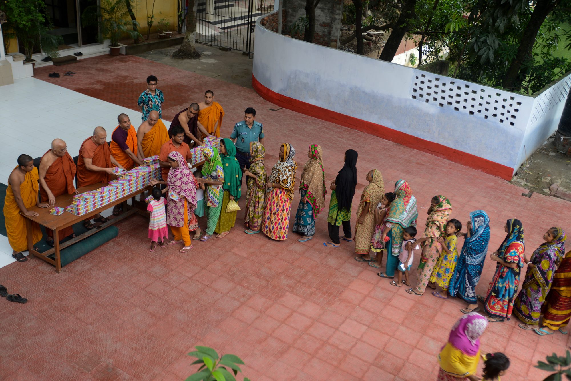 Buddhist monks serve iftar for Muslims